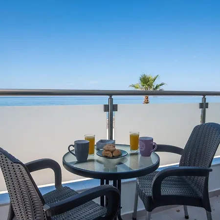 Queen Mary Beachfront Studios Agia Marina Exterior foto