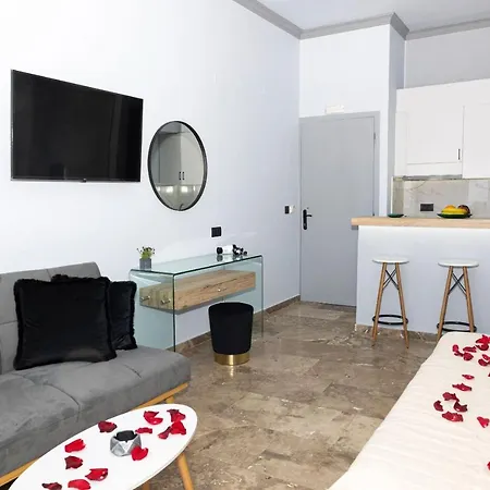 Queen Mary Beachfront Studios Agia Marina Exterior foto