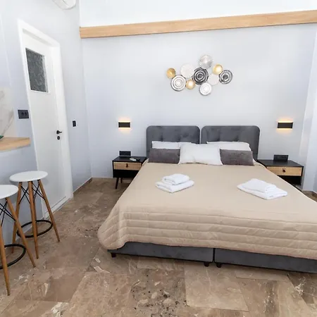 Queen Mary Beachfront Studios Agia Marina Exterior foto